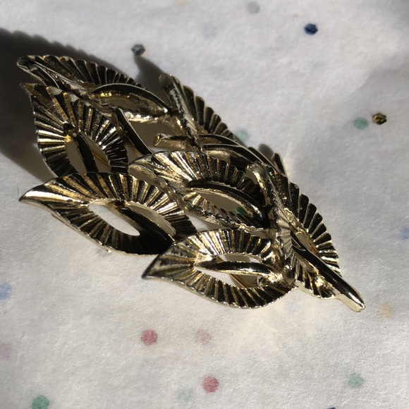 🌟VINTAGE JEWELCRAFT BROOCH🌟Beautiful shine Back and Front,6cm x 3.5cm. - Picture 11 of 11